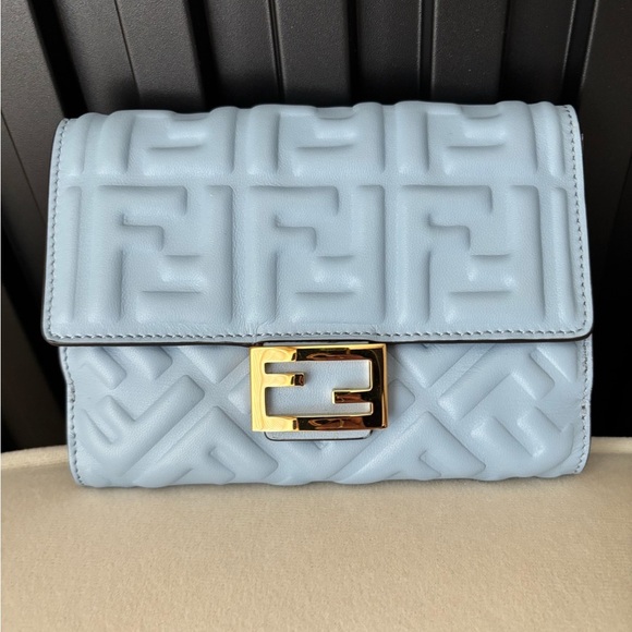 🔥RARE🔥 FENDI Medium Wallet - Picture 5 of 11